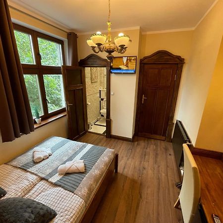 Dworek Oliwski Bed and Breakfast Danzica Esterno foto