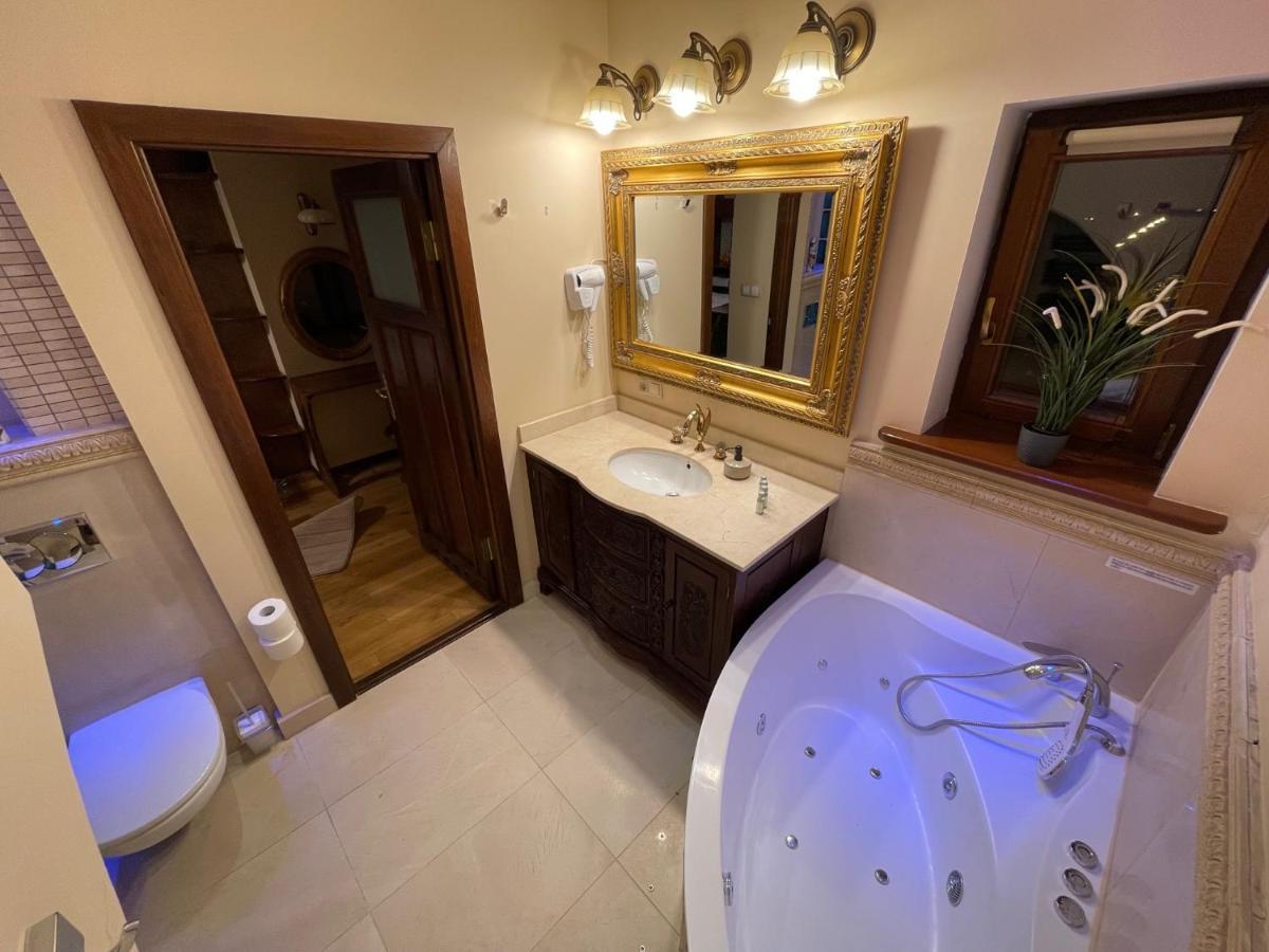 Dworek Oliwski Bed and Breakfast Danzica Esterno foto