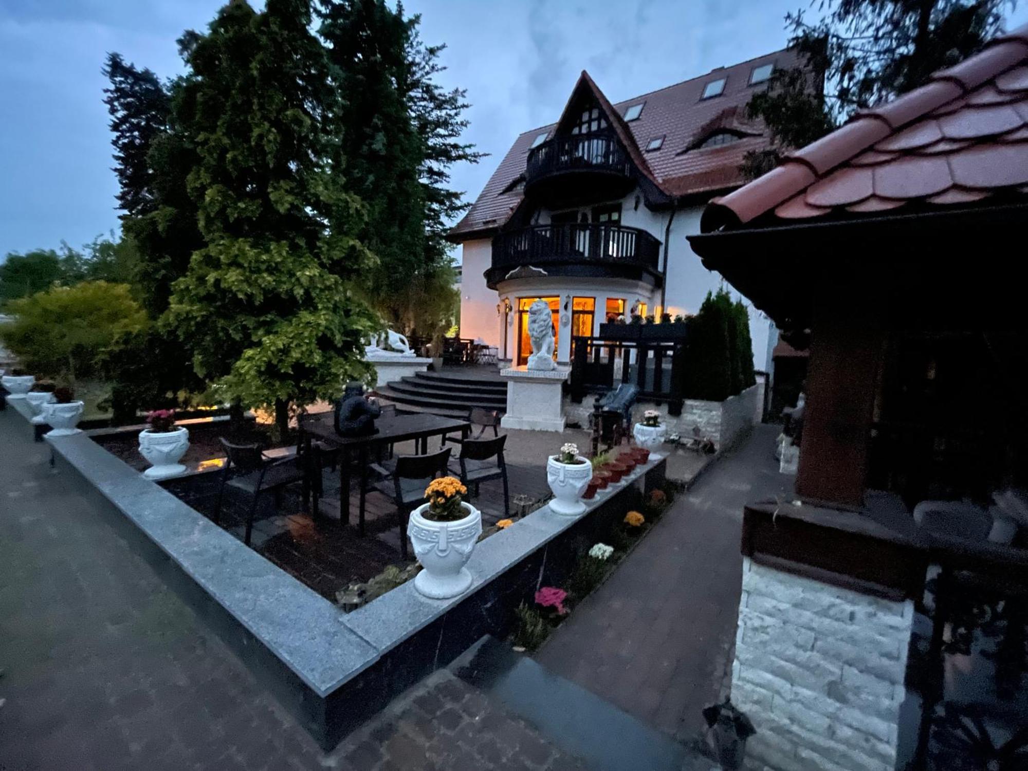 Dworek Oliwski Bed and Breakfast Danzica Esterno foto