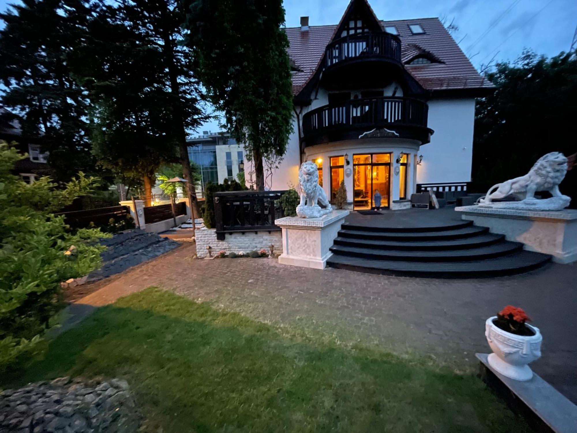 Dworek Oliwski Bed and Breakfast Danzica Esterno foto