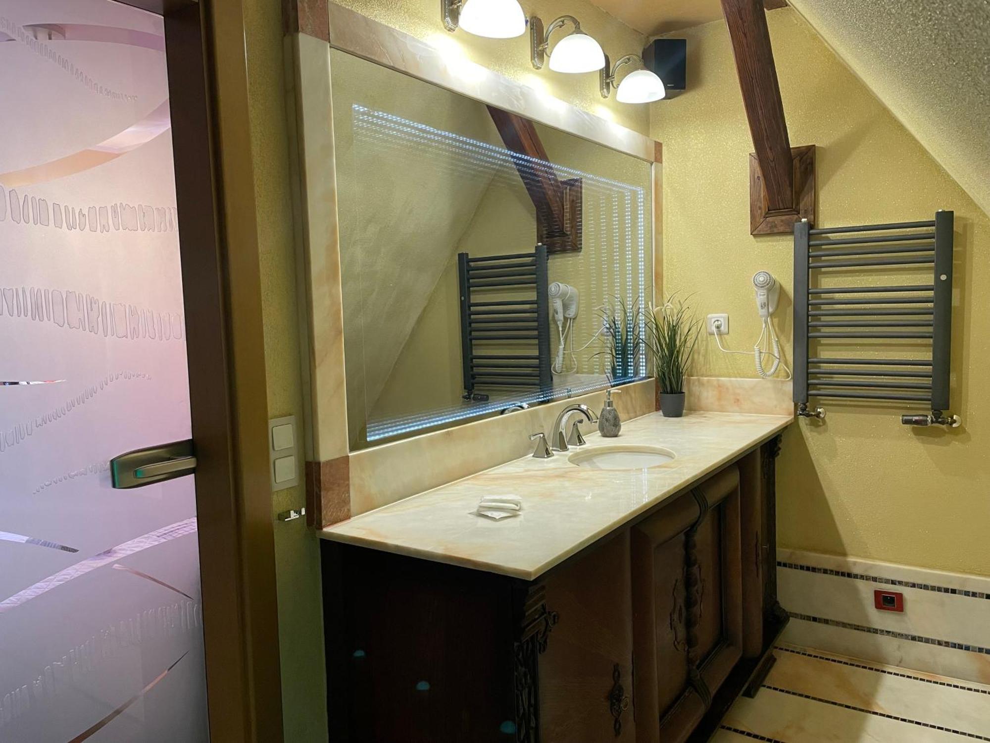 Dworek Oliwski Bed and Breakfast Danzica Esterno foto